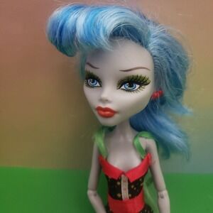 2008 Monster High GHOULIA YELPS Doll "Skull Shores" with Shoes
